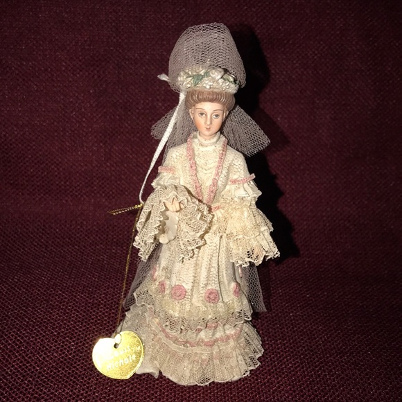 💥SALE 2/$30💥 Victorian Bride with Veil - Picture 1 of 6